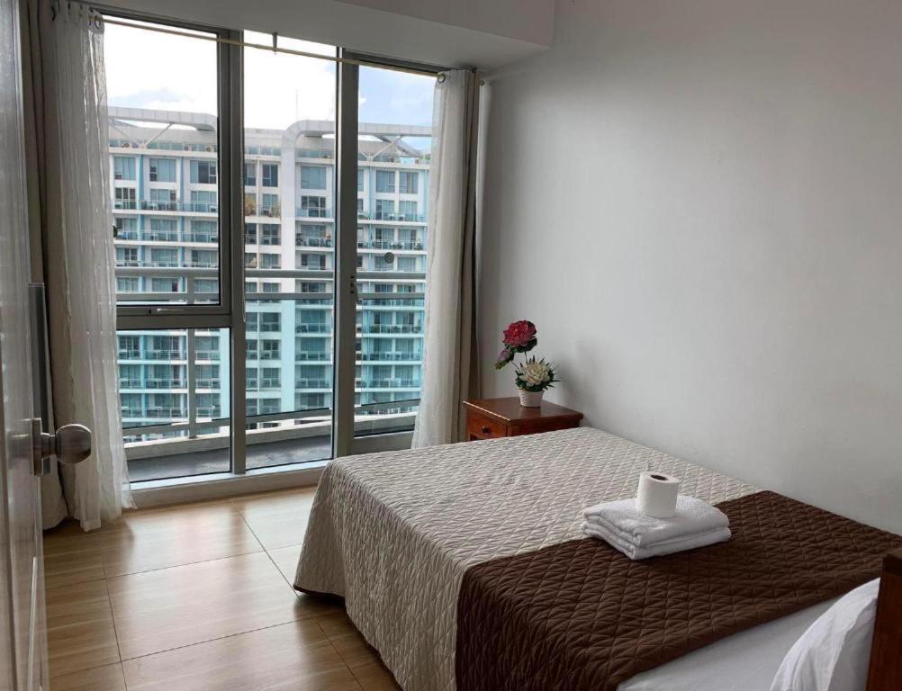 Azure C5 Man-Made Beach Balcony Multiple Units Manila Exteriör bild