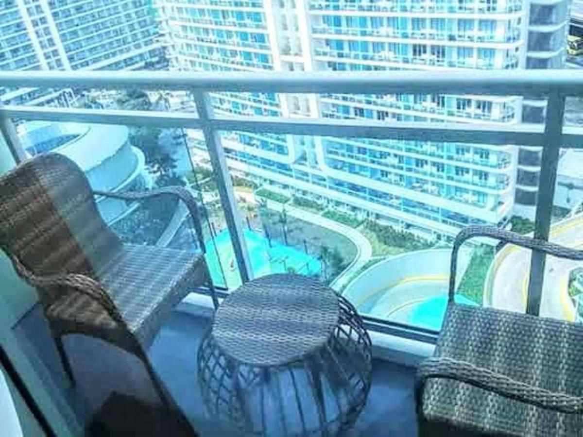 Azure C5 Man-Made Beach Balcony Multiple Units Manila Exteriör bild