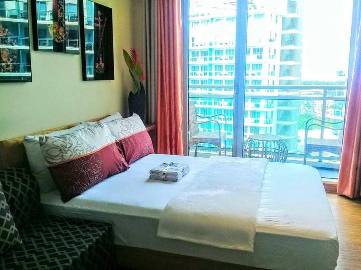 Azure C5 Man-Made Beach Balcony Multiple Units Manila Exteriör bild